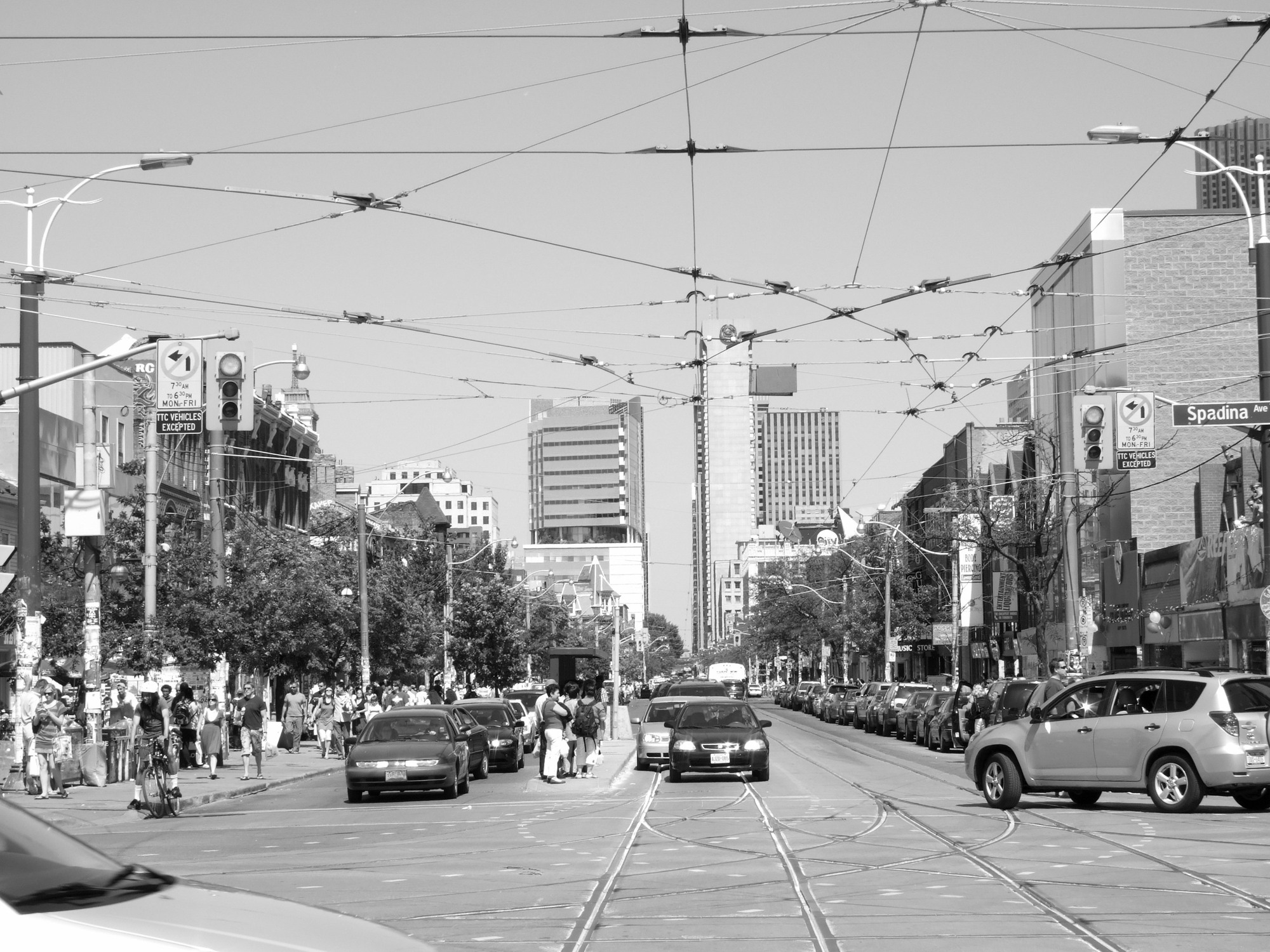 Queen Street West looking east from Spadina Avenue, Toronto, June 10, 2007. Gura, public-domain dedication.