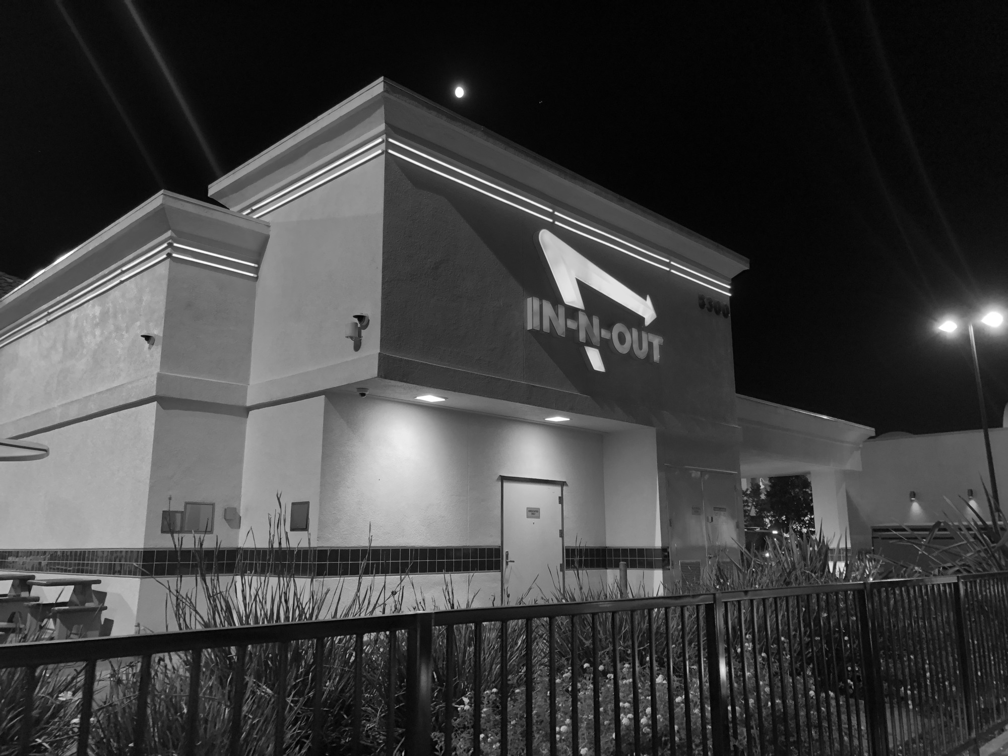 In-N-Out Burger exterior, July 13, 2019. Julianibarra, CC0.